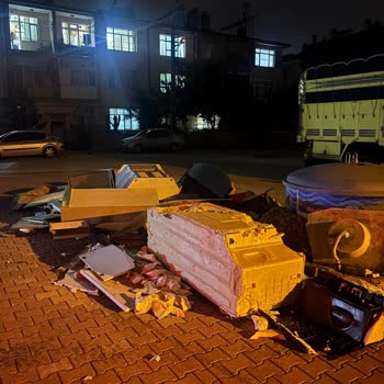 Çimenkaya Sokak’ta İki Haftadır Süren Çöp Ve Eski Eşya Yığını Geçişi Engelliyor