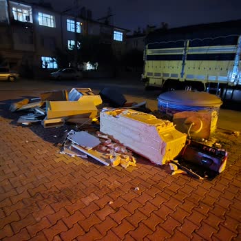 Çimenkaya Sokak’ta İki Haftadır Süren Çöp Ve Eski Eşya Yığını Geçişi Engelliyor