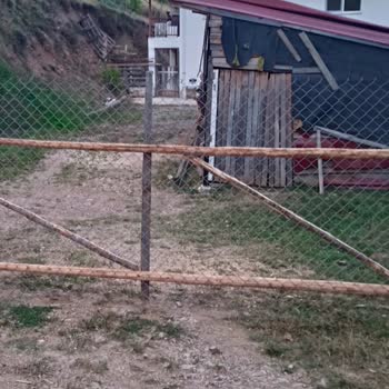 Evimizin Üstünden Geçen Elektrik Telleri Ciddi Güvenlik Riski Oluşturuyor