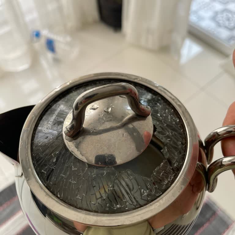 Korkmaz Perla Midi Çaydanlık Kapağı Darbe Ya Da Dış Etken Olmadan Kendiliğinden Çatladı!