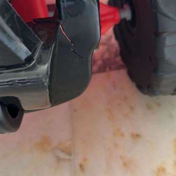 Bir Haftalık Akülü Araçta Çatlak Ve Yetersiz Müşteri Desteği