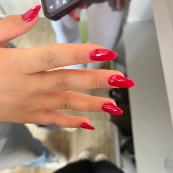 Kötü Manikür Deneyimi Ve Uzun Bekleme Süresi