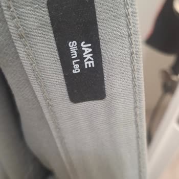 Mavi Kot Pantolonun İlk Yıkamada Diz Kısmında Renk Atması Sorunu