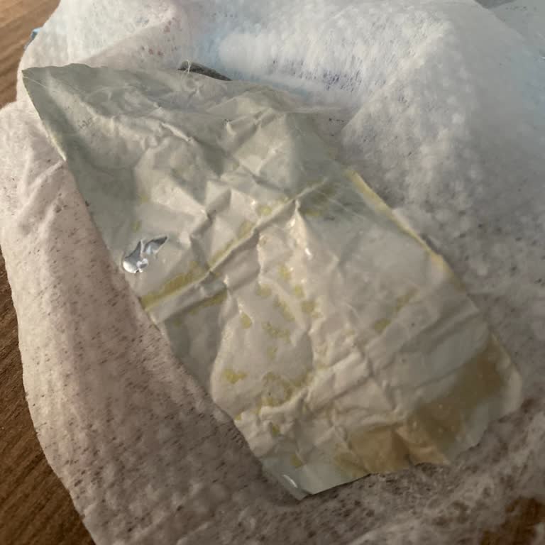 Islak Mendil Paketinde Garip Parça İle Karşılaştım, Endişeliyim