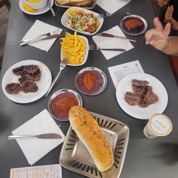 Köfteci Yusuf Şubesinde Ekmek Ve Hizmet Tutarsızlığı Yaşadım