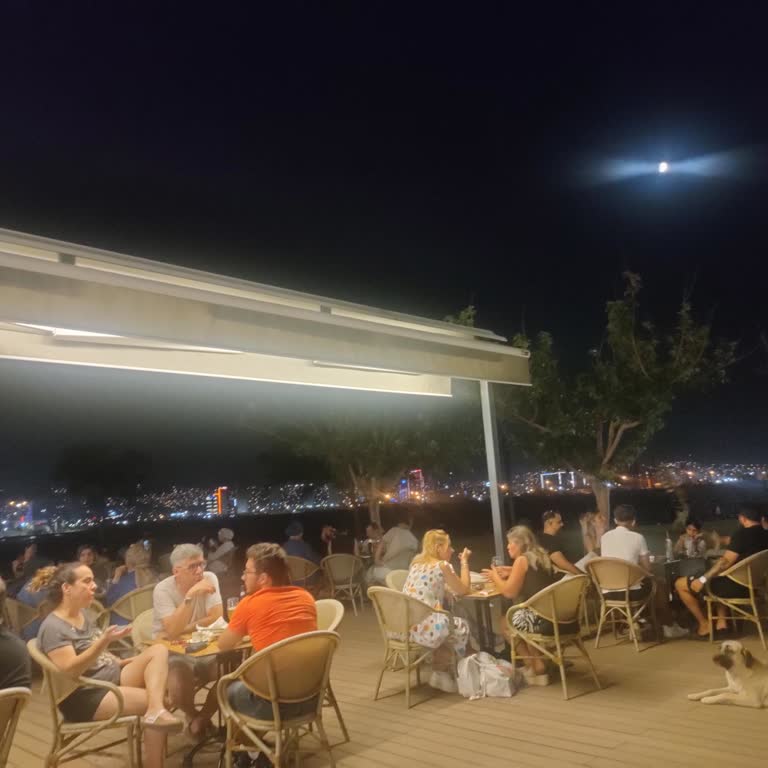 Bayraklı Belediyesi Sahil Kafeteryasında Yetersiz Masa Ve İlgisiz Hizmet Sorunu