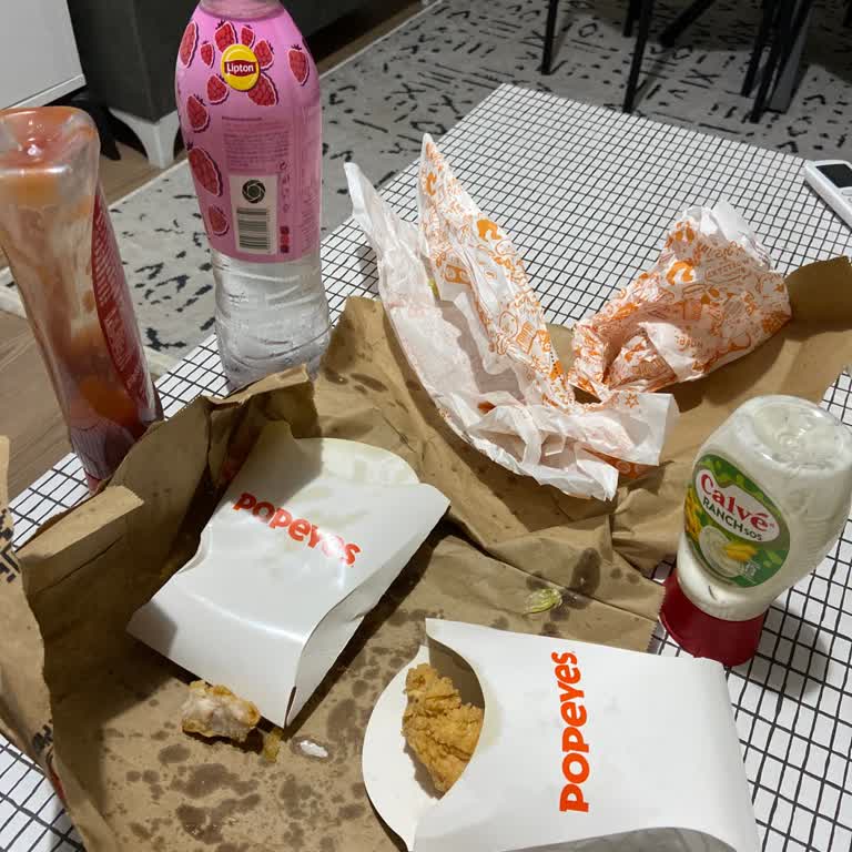 Popeyes Sent Me 2 Nuggets Instead of 8 and No Sauces