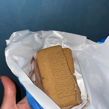 Aldığım Dondurmanın Bisküvisinin Yarısı Eksikti