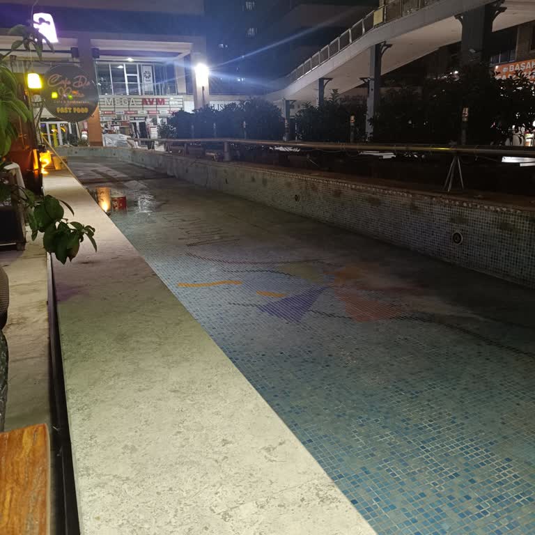 Kayaşehir AVM'deki Süs Havuzunun Uzun Süredir Boş Olması Rahatsız Ediyor