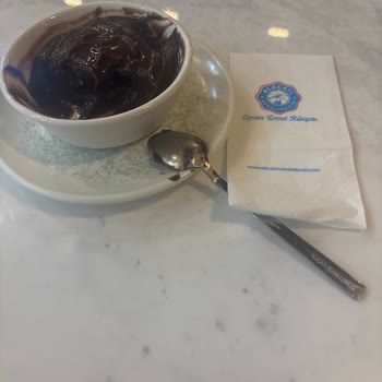 Alaçatı Muhallebicisi Lezzetsiz Tatlılar Ve İlgisiz Hizmetle Hayal Kırıklığı