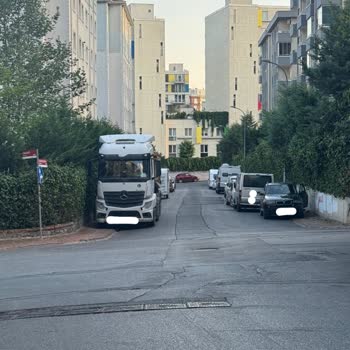 İstanbul  Ümraniye Kemerdere ve Saadet Sokakta Kaldırım Sorunu Güvenliği Tehdit Ediyor