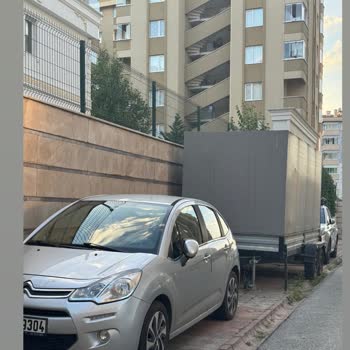 Ümraniye Belediyesi Kaldırımlar Araçlarla Dolu, Güvenli Yürüyüş İmkansız