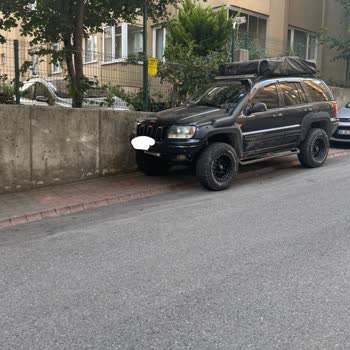 Ümraniye Belediyesi Kaldırımlar Araçlarla Dolu, Güvenli Yürüyüş İmkansız