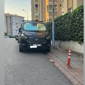 Ümraniye Belediyesi Kaldırımlar Araçlarla Dolu, Güvenli Yürüyüş İmkansız