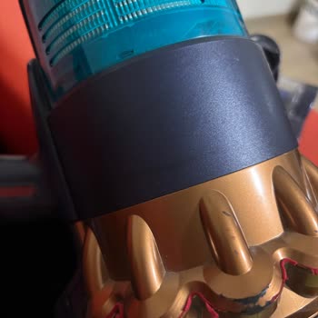 Yeni Alınan Dyson Süpürgede Silikon Ve Boya Soyulması Sorunu