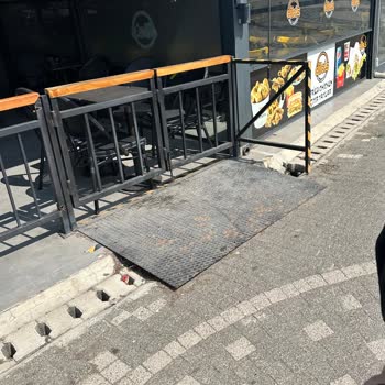 Bebekli Ve Engelli Girişi Kapalı: Starbucks'ta Erişime Engel!