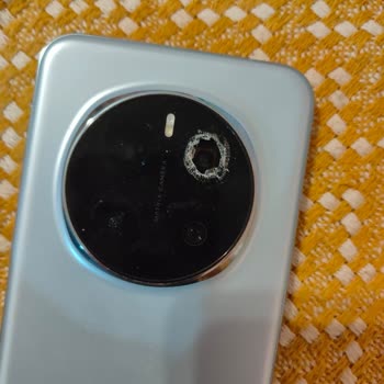 Honor Magic 7 Pro'nun Kamera Camı Kılıfa Rağmen Banktan Düşüşte Kırıldı