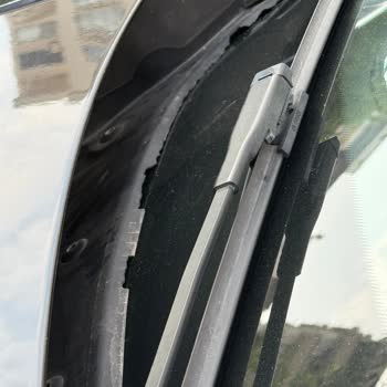 BMW F30 Ön Cam Fitili Kısa Sürede Parçalanıyor, Kalite Sorunu Yaşanıyor