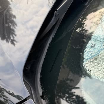 BMW F30 Ön Cam Fitili Kısa Sürede Parçalanıyor, Kalite Sorunu Yaşanıyor