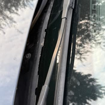 BMW F30 Ön Cam Fitili Kısa Sürede Parçalanıyor, Kalite Sorunu Yaşanıyor