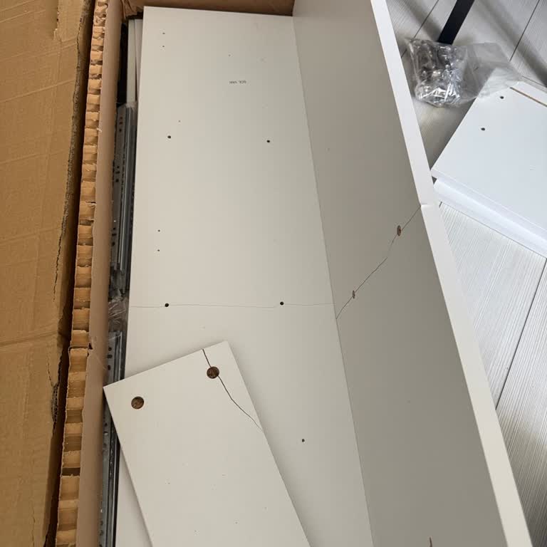 Hasarlı Banyo Dolabı Ve 4 Haftadır Çözülmeyen Sorun