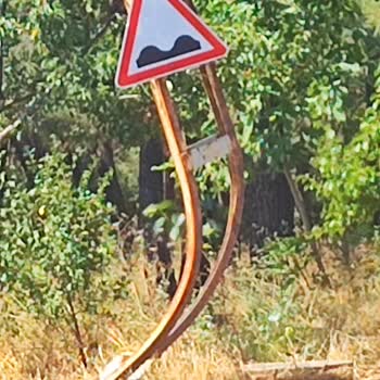 Elektrik Direği Kaza Sonrası Tehlike Oluşturuyor, Yenisini Talep Ediyoruz