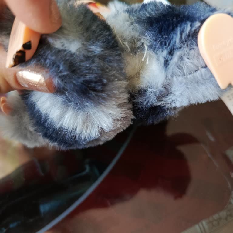 Yırtık Ve Orijinal Olmayan Ürün Gönderildi, Satıcı Mesajlara Cevap Vermiyor