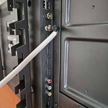 Aldığım Televizyonda Vaat Edilen Kulaklık Çıkışı Yok Müşteri Hizmetine Ulaşamıyorum