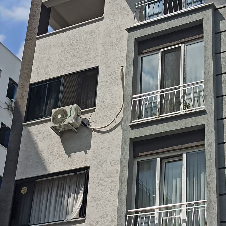 Klimanın Dış Boruları Apartmanda Görüntü Kirliliği Oluşturuyor