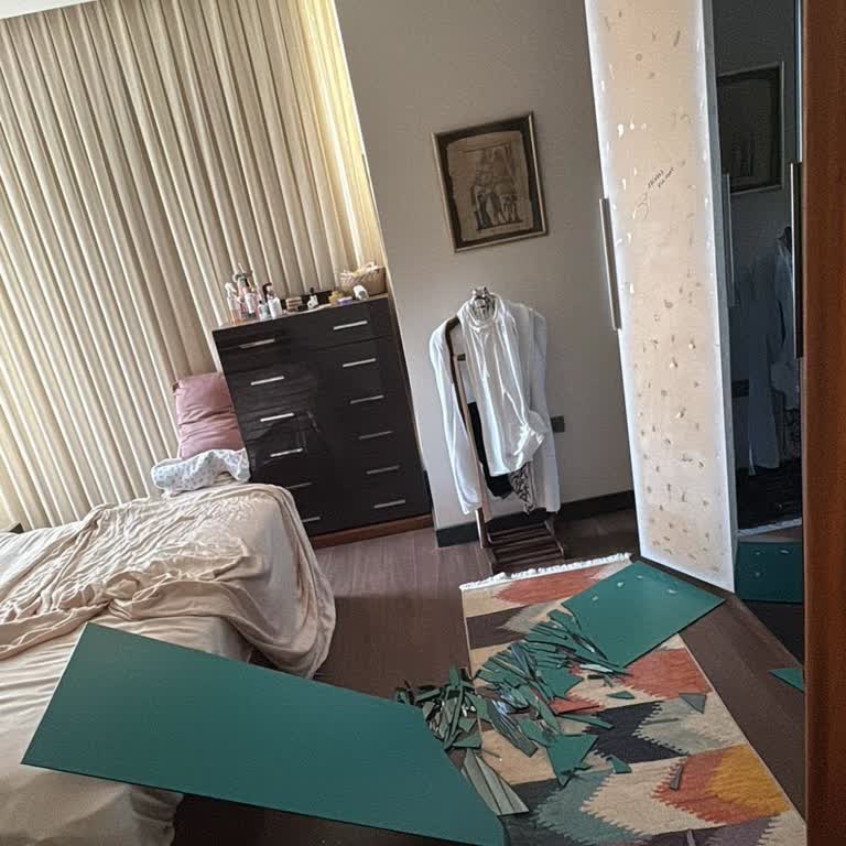 DM Mobilya Dolabın Kapağındaki Ayna Kendi Kendine Düşerek Paramparça Oldu!