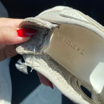 Kısa Sürede Dikişleri Sökülen Ayakkabıya Değişim Yapılmadı