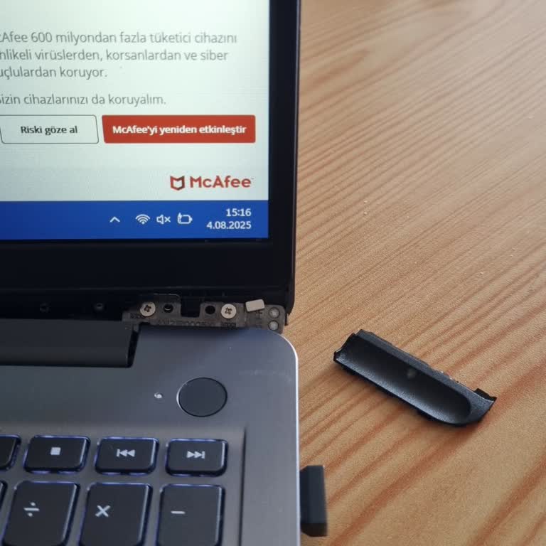 Lenovo Ideapad 3'te Normal Kullanımda Menteşe Sorunu Ve Kapağın Çıkması