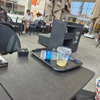 Adana Real Starbucks Dış Alanında Temizlik Ve İlgi Sorunu