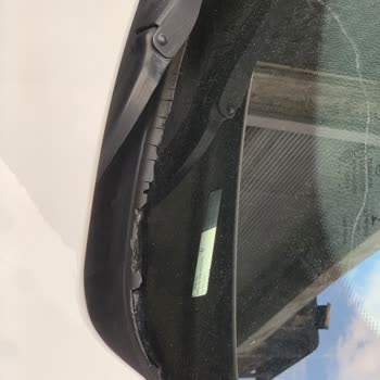 BMW 320i Silecek Izgarası Plastiklerinin Erken Deformasyonu