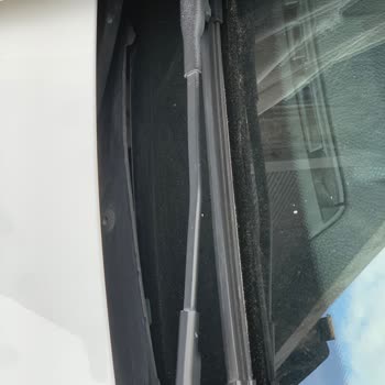 BMW 320i Silecek Izgarası Plastiklerinin Erken Deformasyonu