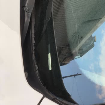 BMW 320i Silecek Izgarası Plastiklerinin Erken Deformasyonu