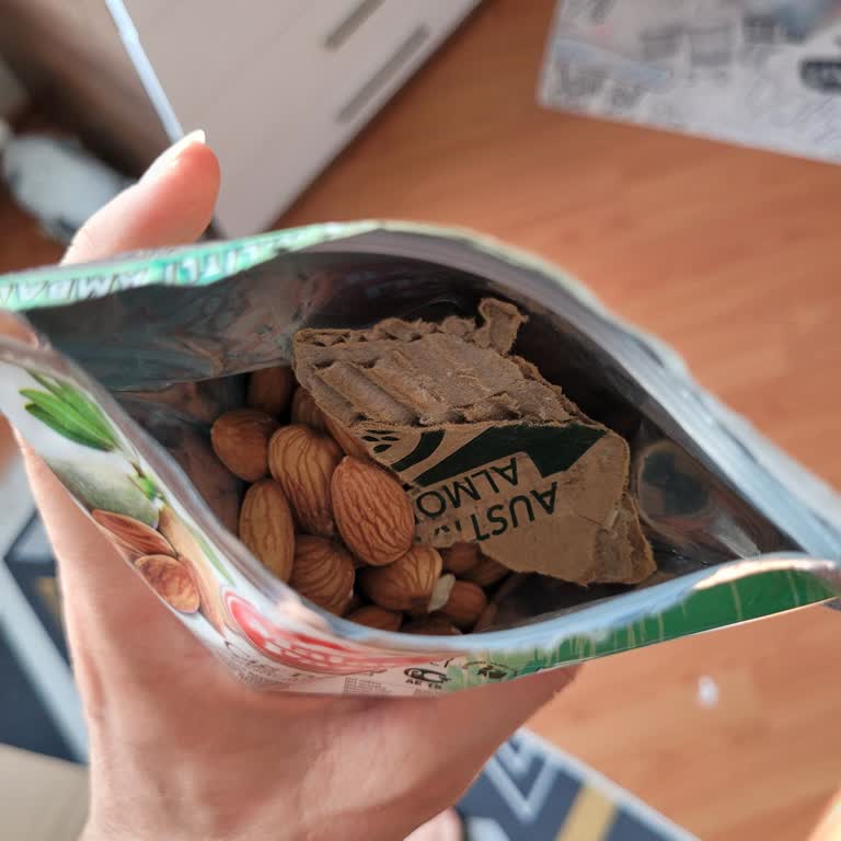 Aldığım Çiğ Bademin İçinden Karton Parçası Çıktı, Hijyen Endişesi Yaşıyorum