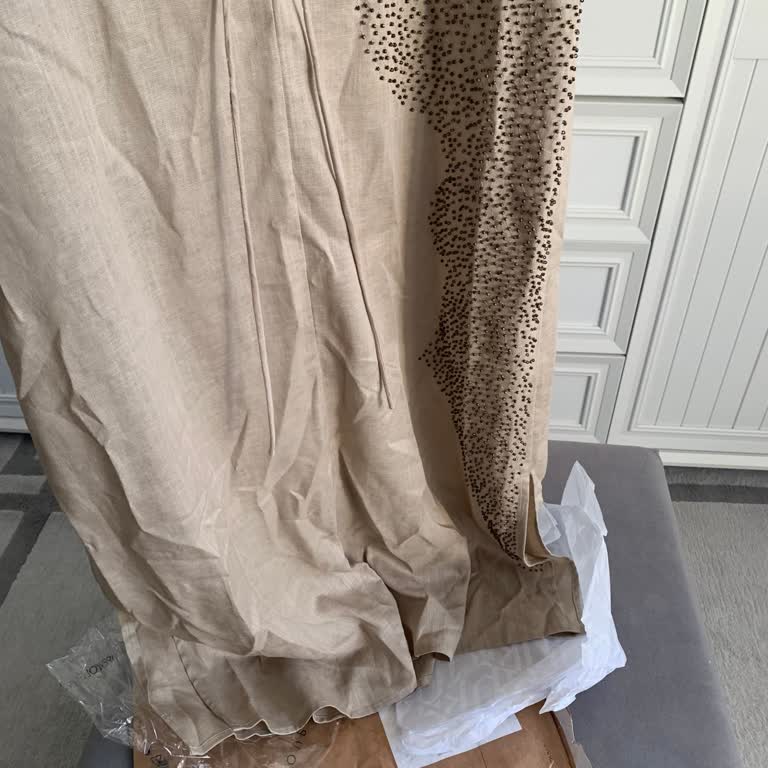 Kırışık Ve Düzgün Paketlenmemiş Elbise Teslimatı