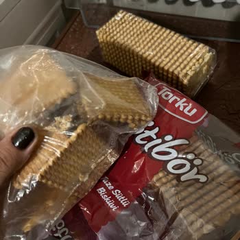 Bisküvinin İçinden Kurt Çıktı, Bayat Ve Parçalanmış Ürün!