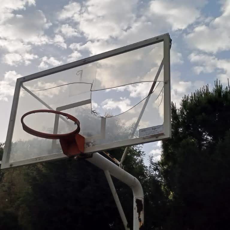 Parkta Kırık Basketbol Potası Güvenlik Sorunu