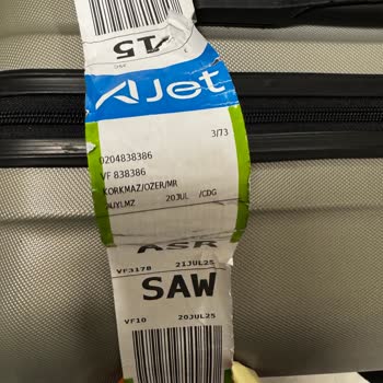 Ajet Uçuşunda Valizlerim Kırıldı Ve Çözüm Sunulmadı