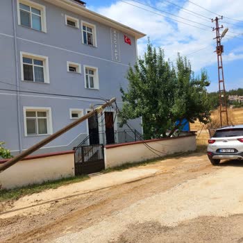 Tehlikeli Şekilde Devrilen Telefon Direği İçin Acil Çözüm Bekliyoruz