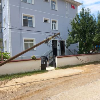 Tehlikeli Şekilde Devrilen Telefon Direği İçin Acil Çözüm Bekliyoruz