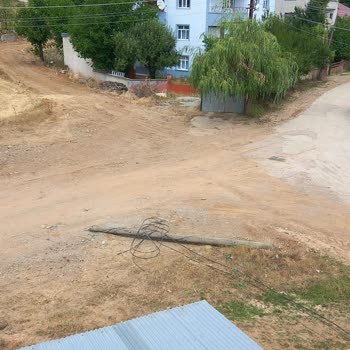 Tehlikeli Şekilde Devrilen Telefon Direği İçin Acil Çözüm Bekliyoruz