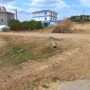 Tehlikeli Şekilde Devrilen Telefon Direği İçin Acil Çözüm Bekliyoruz