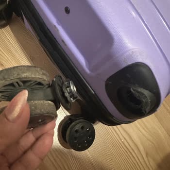 Kamil Koç Dikkatsiz Bagaj Yerleştirme Nedeniyle Valizlerim Ve Eşyalarım Zarar Gördü