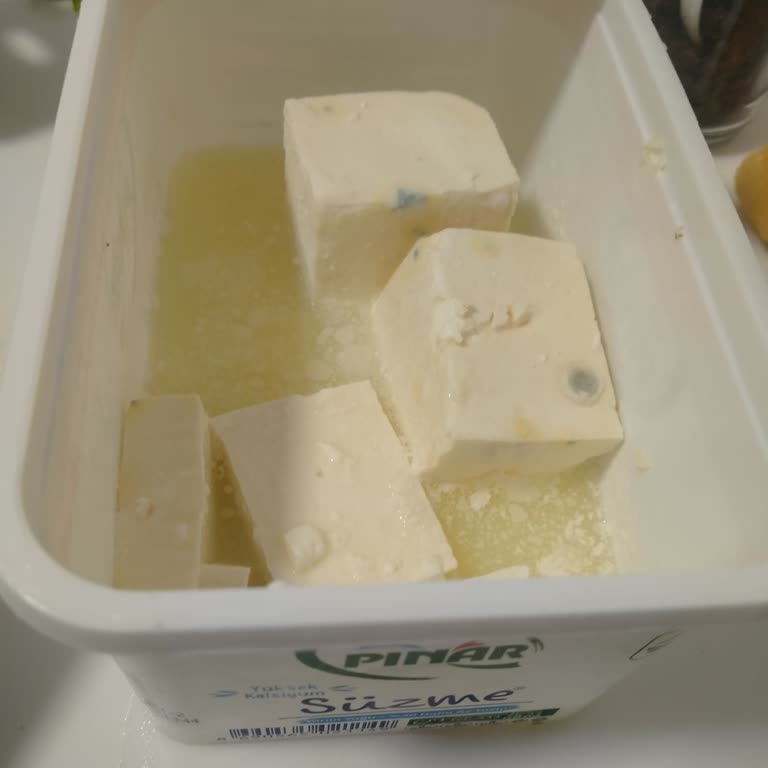 Markalı Peynir 5 Günde Küflendi, Sağlık Riski Oluştu