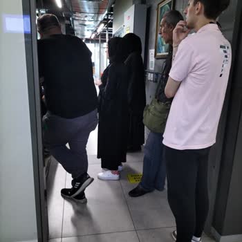 İstanbul Üniversitesi Diş Hekimliğinde Bekleme Çilesi Ve Oturma Sorunu