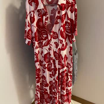 Yıkamada Renk Veren Elbise, H&M Ve Trendyol Sorumluluk Almıyor!