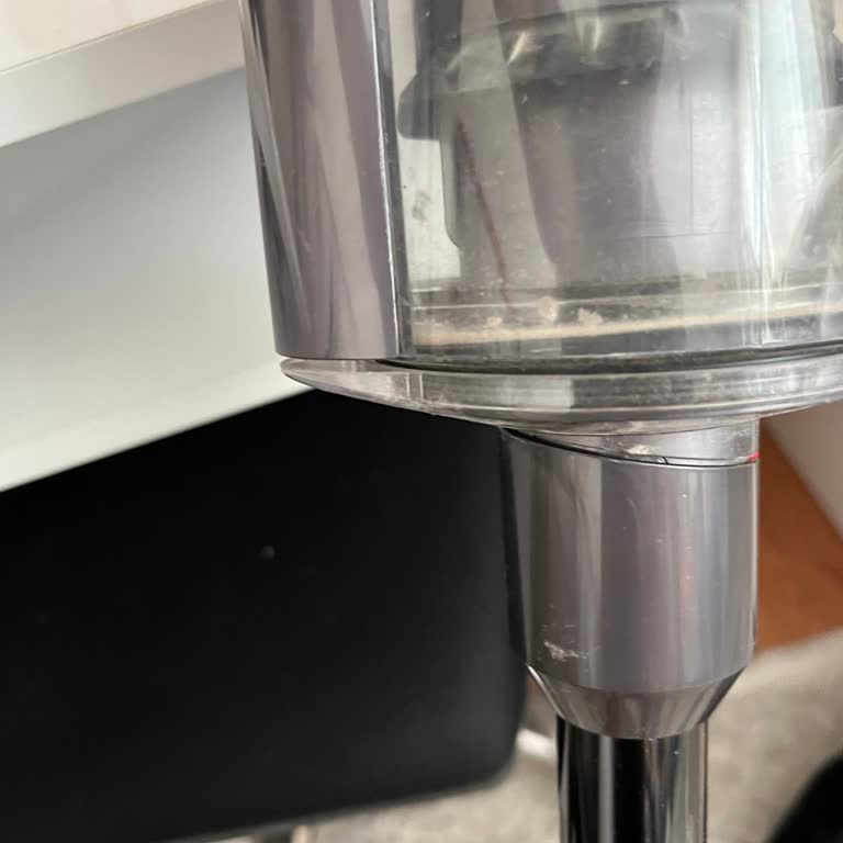 Dyson V12 Süpürge Haznesi Kapanmıyor, Toz Dökülüyor!